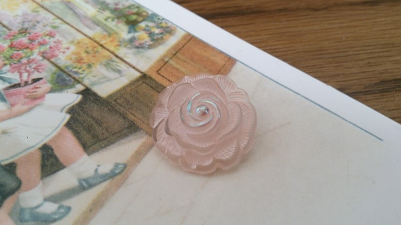 アンティークデザインのバラ型ボタン♪〜大小の2個セット〜ベージュピンク 3枚目の画像