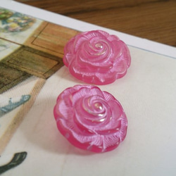 アンティークデザインのバラ型ボタン♪〜大小の2個セット〜ピンク 1枚目の画像