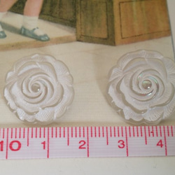 アンティークデザインのバラ型ボタン♪〜大小の2個セット〜ホワイト 3枚目の画像