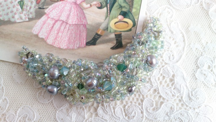 送料無料！『冬支度ハンドメイド2024』クリスマスに『優しい色味のお洒落なクレッシェントブローチ』～ライムグリーン系〜