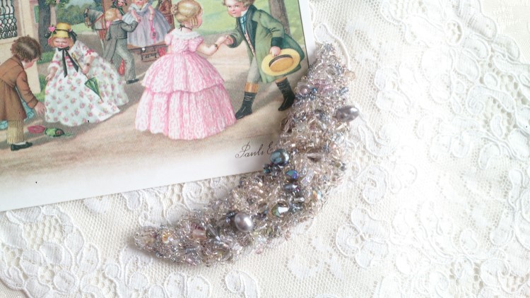 クリスマスギフトにも！『冬支度ハンドメイド2024』『お洒落なクレッシェントブローチ』～薄グレーピンク系〜