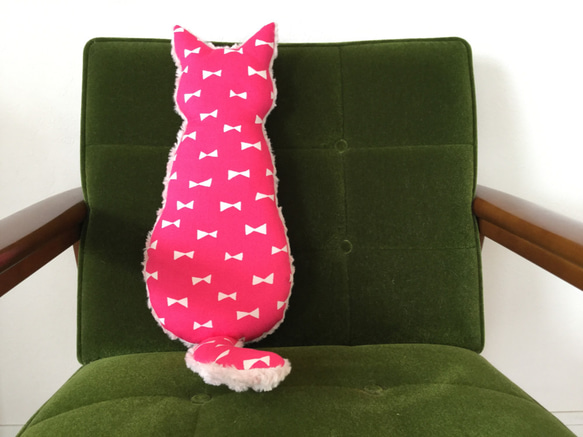 リボン柄の猫クッション・ピンク/淡ピンク 1枚目の画像