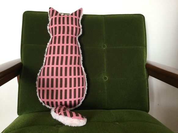 レクタングル猫クッション・イチゴチョコ/ピンク 1枚目の画像