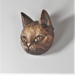 木彫り　猫のブローチ 2枚目の画像