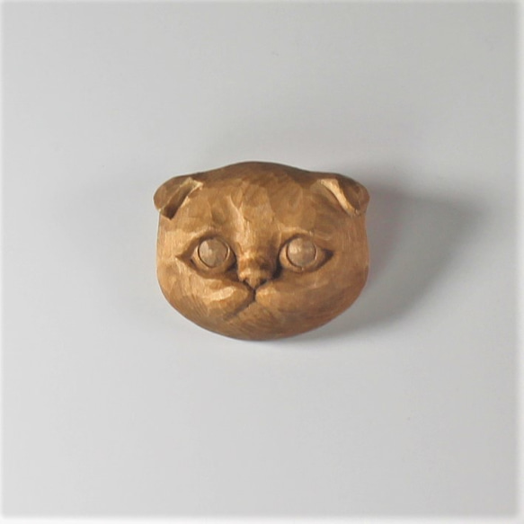 木彫り　猫のブローチ 1枚目の画像