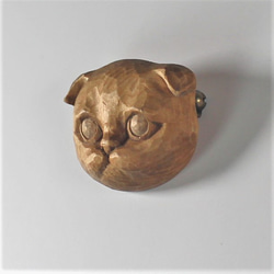 木彫り　猫のブローチ 2枚目の画像