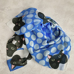 猫とドット柄のスカーフ70cm四方(ブルー系) 3枚目の画像