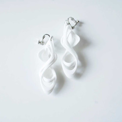 Eight Earrings white  エイトピアス　ホワイト 1枚目の画像