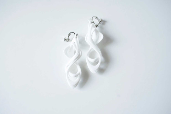 Eight Earrings white  エイトピアス　ホワイト 1枚目の画像