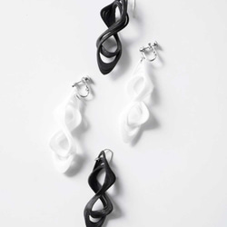 Eight Earrings white  エイトピアス　ホワイト 2枚目の画像