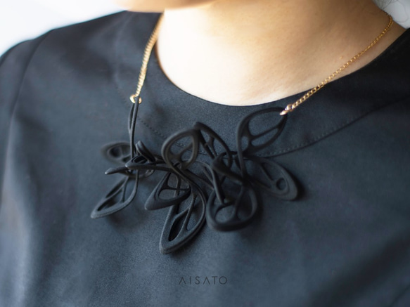 Dancing Butterfly Necklace Black 第4張的照片