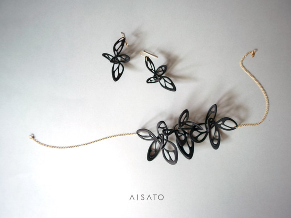 Dancing Butterfly Necklace Black 第3張的照片