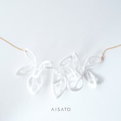 Dancing Butterfly Necklace White 第3張的照片