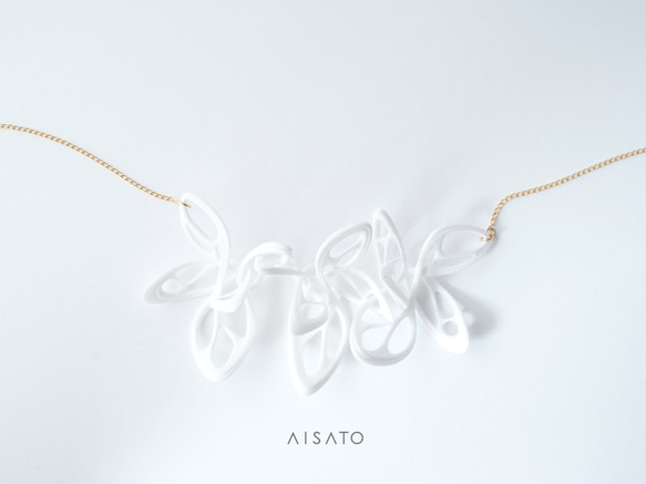 Dancing Butterfly Necklace White 第3張的照片