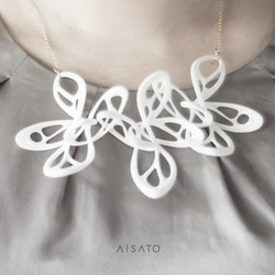 Dancing Butterfly Necklace White 第5張的照片