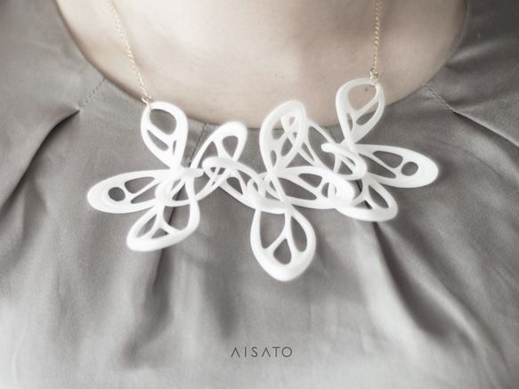 Dancing Butterfly Necklace White 第5張的照片