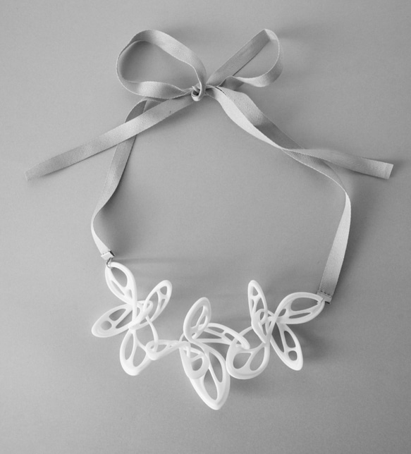 Dancing Butterfly Necklace White 第7張的照片