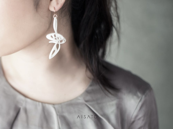 Dancing Butterfly Earring White 第1張的照片