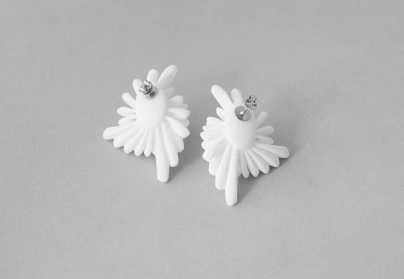 Spiral Earrings White スパイラルピアス　ホワイト 3枚目の画像