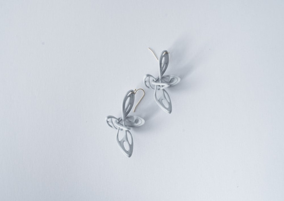 Dancing Butterfly Earring Gray 第2張的照片