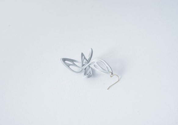 Dancing Butterfly Earring Gray  ダンシングバタフライ　ピアス　グレー 3枚目の画像