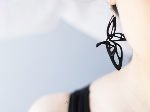 Dancing Butterfly Earring Gray  ダンシングバタフライ　ピアス　グレー 5枚目の画像