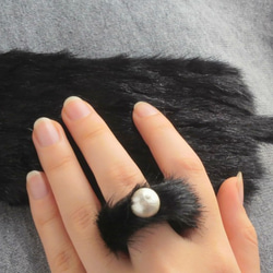 【黒色】猫のしっぽ iPhoneケース(お揃いコットンパールリング付き) 1枚目の画像
