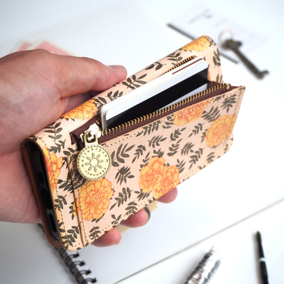 片マチ ファスナーポケット付 iPhoneケース（マリーゴールド）手帳型  牛革 TPUソフト 3枚目の画像