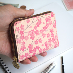 圓形拉鍊緊湊型錢包（櫻花）牛皮花卉圖案女士小號櫻花 第4張的照片
