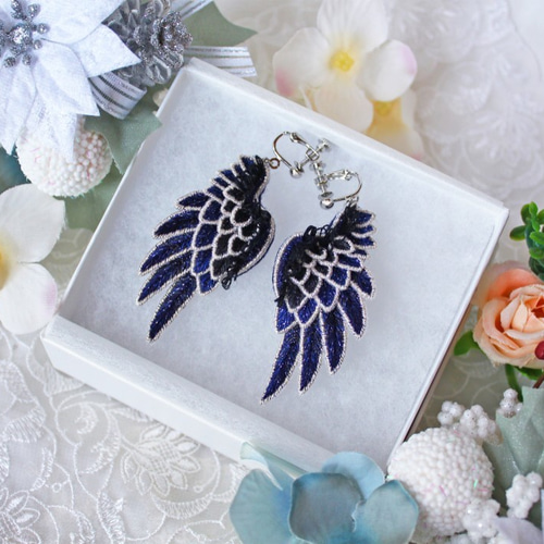 2月末お届け】立体刺繍/鳥の羽根＊翼イヤリング/ピアスmini＊カラス