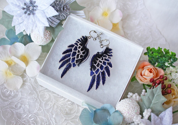 2月末お届け】立体刺繍/鳥の羽根＊翼イヤリング/ピアスmini＊カラス