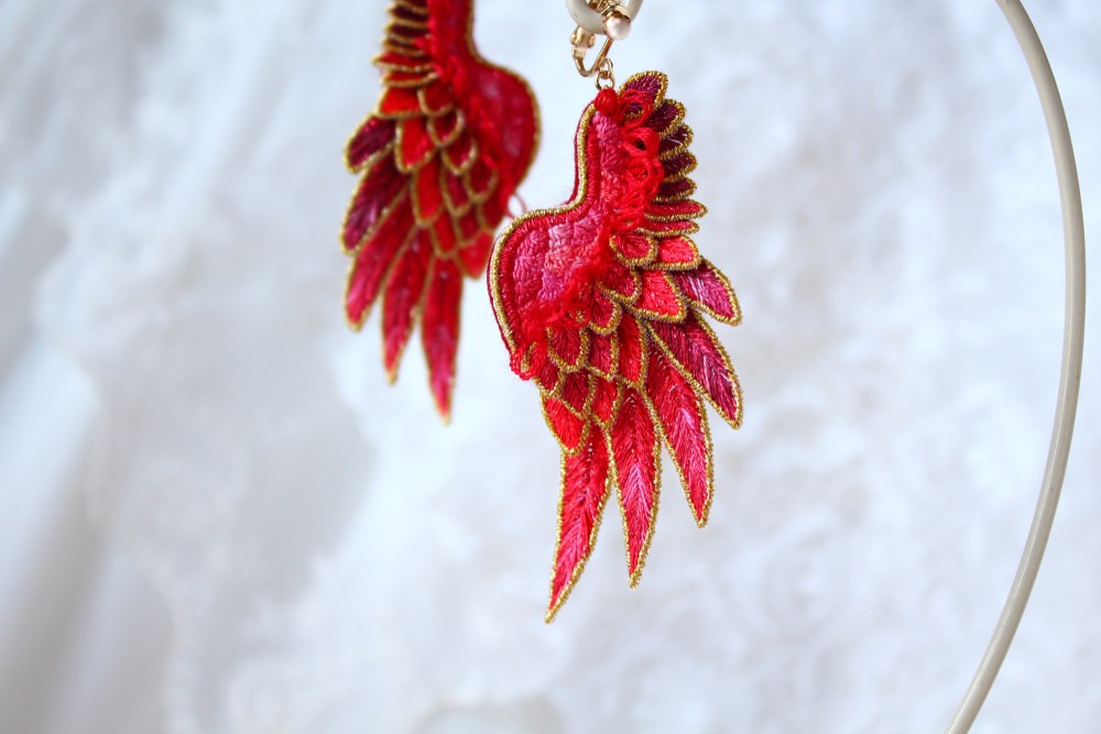 受注制作】立体刺繍/鳥の羽根＊翼イヤリング/ピアス＊赤い
