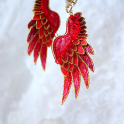 受注制作】立体刺繍/鳥の羽根＊翼イヤリング/ピアス＊赤い
