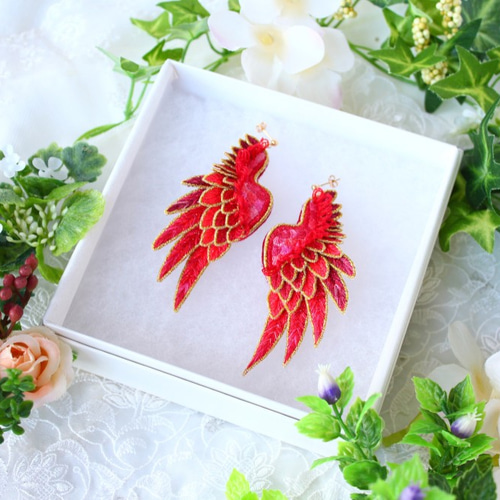 受注制作】立体刺繍/鳥の羽根＊翼イヤリング/ピアス＊赤いアマリリス