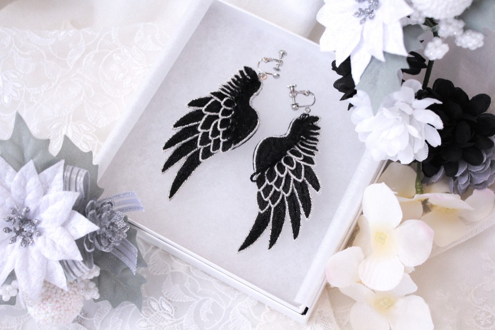 【冬季限定復刻】立体刺繍/鳥の羽根＊翼イヤリング/ピアス＊Black