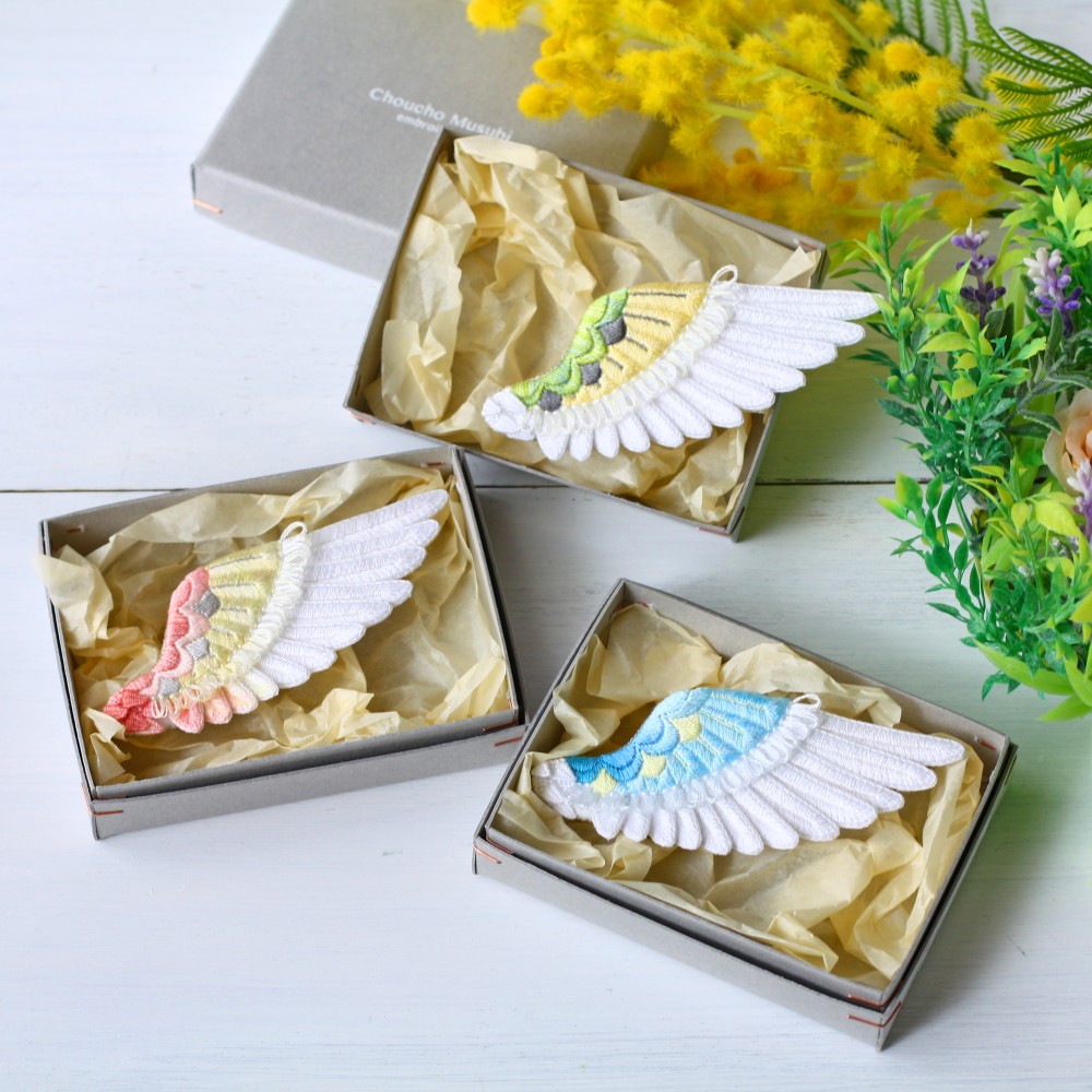 【受注制作】立体刺繍/鳥の片翼＊インコの刺繍ブローチ