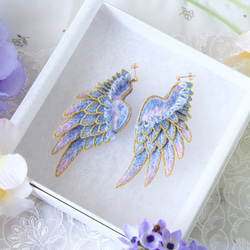 立体刺繍/鳥の羽根＊翼イヤリング/ピアス＊紫陽花パープル 2枚目の画像