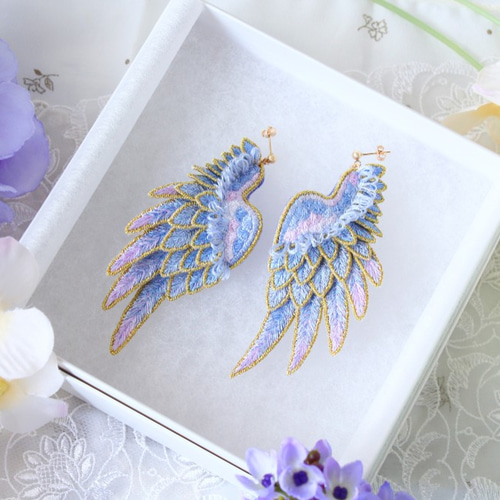 立体刺繍/鳥の羽根＊翼イヤリング/ピアス＊紫陽花パープル