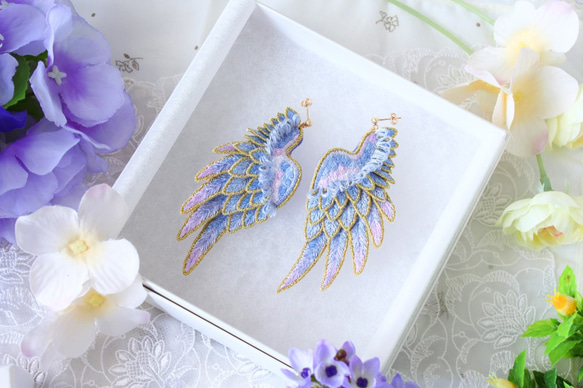 立体刺繍/鳥の羽根＊翼イヤリング/ピアス＊紫陽花パープル 2枚目の画像