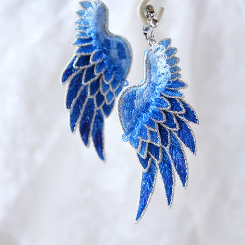 立体刺繍/鳥の羽根＊翼イヤリング/ピアス＊瑠璃紺色の紫陽花 ピアス