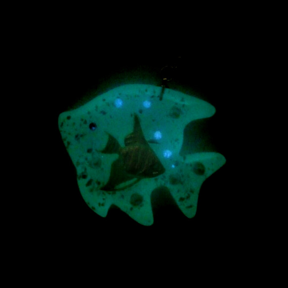 青い熱帯魚ストラップ　蓄光　イヤホンジャックに変更可能 3枚目の画像