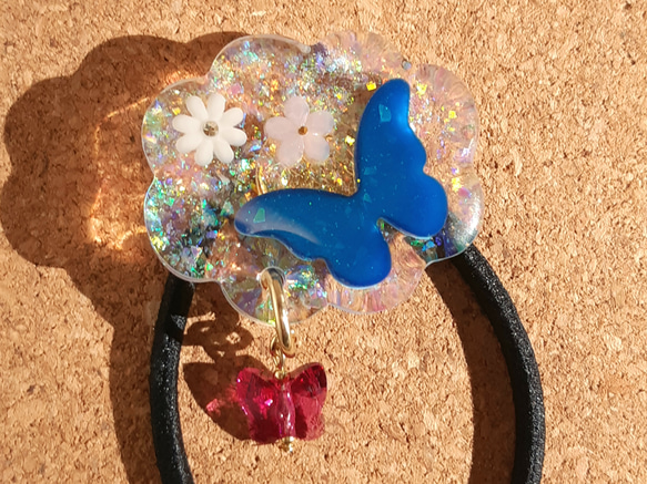輝くブルー蝶々レジンヘアゴム