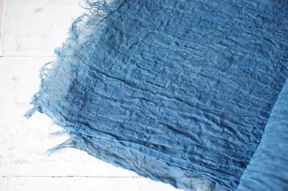 草木染め　柔らかリネンガーゼのストール　<藍染め> 4枚目の画像