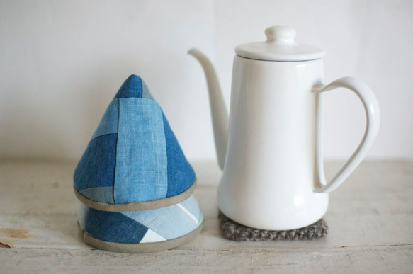 三角型の藍染めの鍋つかみ（モダンブルー） 4枚目の画像