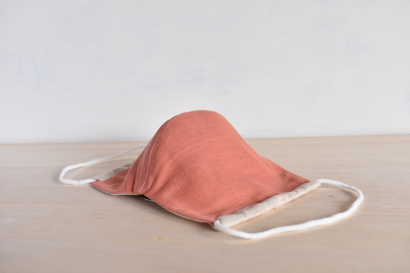 草木染め：国産ダブルガーゼの立体型の布マスク【ピンクxナチュラル】 3枚目の画像