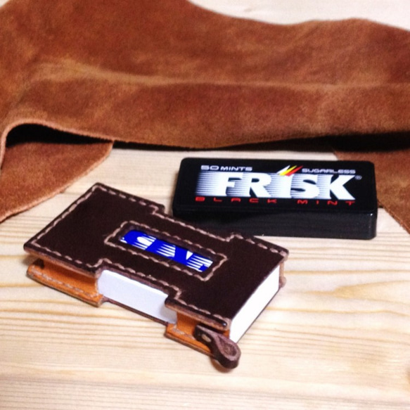 フリスクの専用レザーケース（ダークブラウン） 1枚目の画像