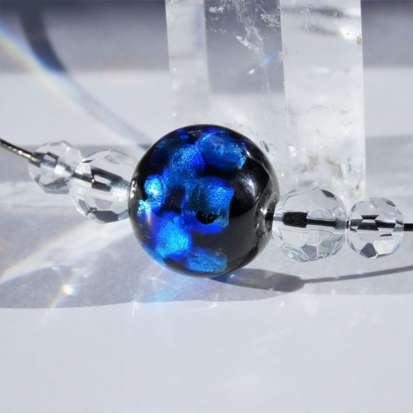 ネックレス ほたる玉 とんぼ玉 16mm シンプル ワイヤー 光る ガラスビーズ 沖縄 琉球 工芸 ブルー 1枚目の画像