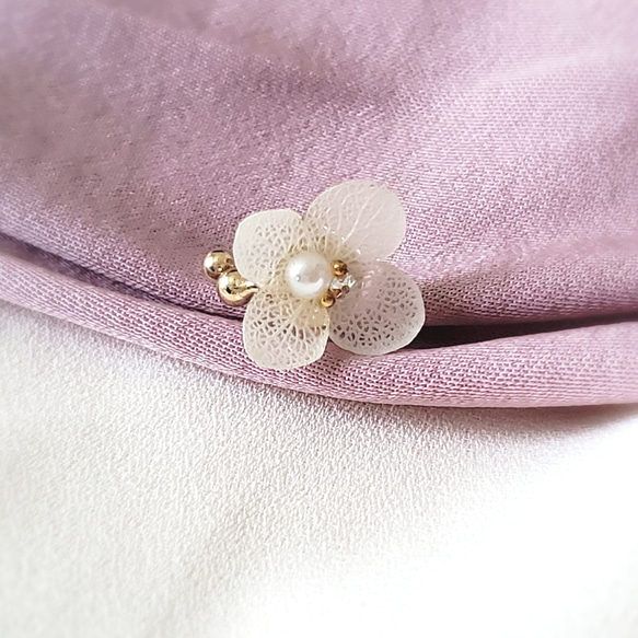 白い紫陽花のイヤーカフ 4枚目の画像