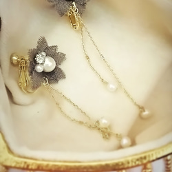【SALE】布花と淡水パールのイヤリング(カーキ) 1枚目の画像
