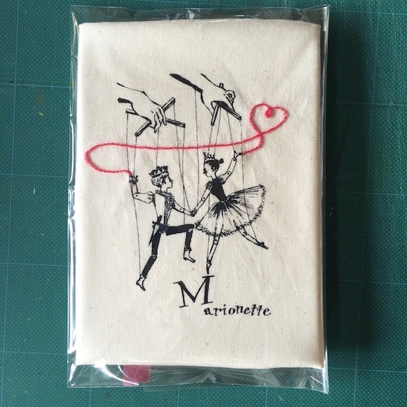 プチトートバッグ「 M 」（赤い刺繍入り） 4枚目の画像